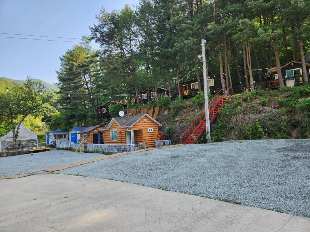 Hongcheon Gongjaksan Recreational Forest Pension Habitación foto